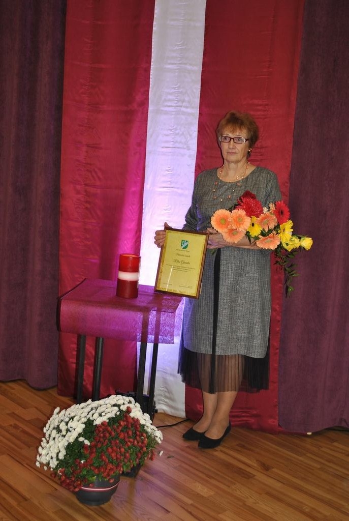 NOZĪMĪGS BRĪDIS. Par aktīvo darbošanos sabiedrībā Rita šogad saņēma Pļaviņu novada domes pateicības rakstu.