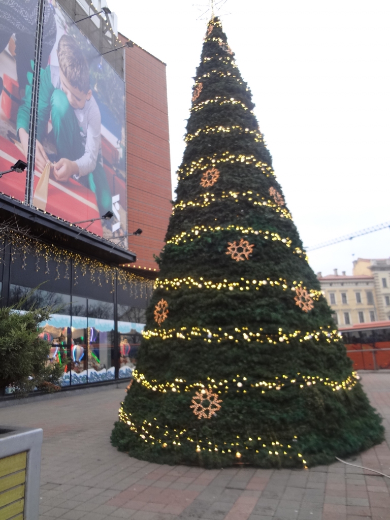 Īpaši grezna egle pie veikala “Stockmann” ir vakarā, kad iedegas lampiņas.