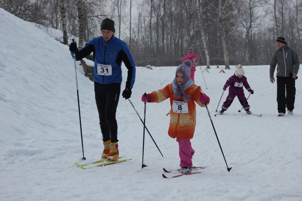 Lai slīd! Aizkrauklietis Aigars Rublis ar mazajiem slēpotājiem Ziemas dienas aktivitātēs Aizkrauklē.
Autors: no “Staburaga” arhīva