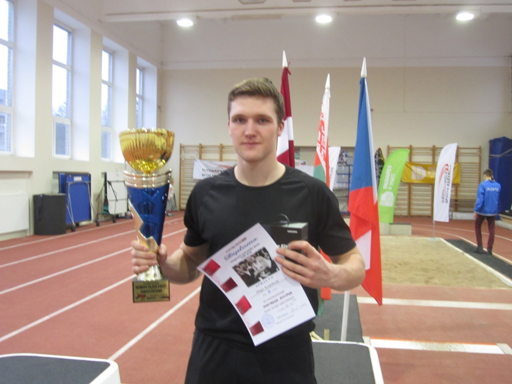 Sudrabs vīriešu elites grupā. Aizkrauklietis Oļegs Kozjakovs augstlēkšanas sacensībās Daugavpilī.
Autors: no Aizkraukles novada sporta skolas