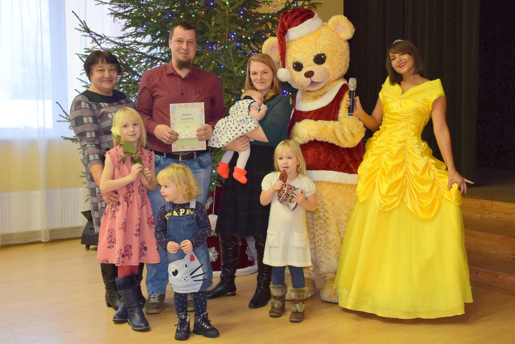 Pasākumu vadīja pasaku princese Didī un viņas draugs lācis Brīnums. No kreisās — Elita Začeste, Sandis un Inese ar mazo Martu un pārējām trim māsām.