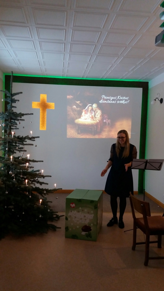 PĀRSTEIGUMS. Kopā ar bērniem dāvanas vēsti izzināja Zane Spēlīte.