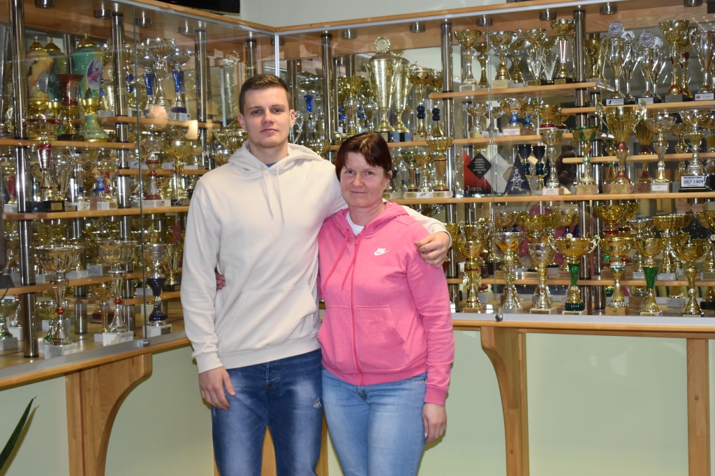 Ābols un ābele. Skrīveriete Rita Lielā kopā ar dēlu Tomu, kurš svētdien dosies atpakaļ uz Vāciju.