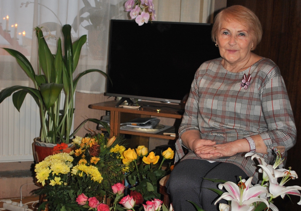 JUBILEJAS ATSKAŅĀS. Kad ciemojos pie Sarmītes kundzes, viņas dzīvoklis bija pilns ar ziediem, kas pļaviņieti iepriecināja jubilejā.