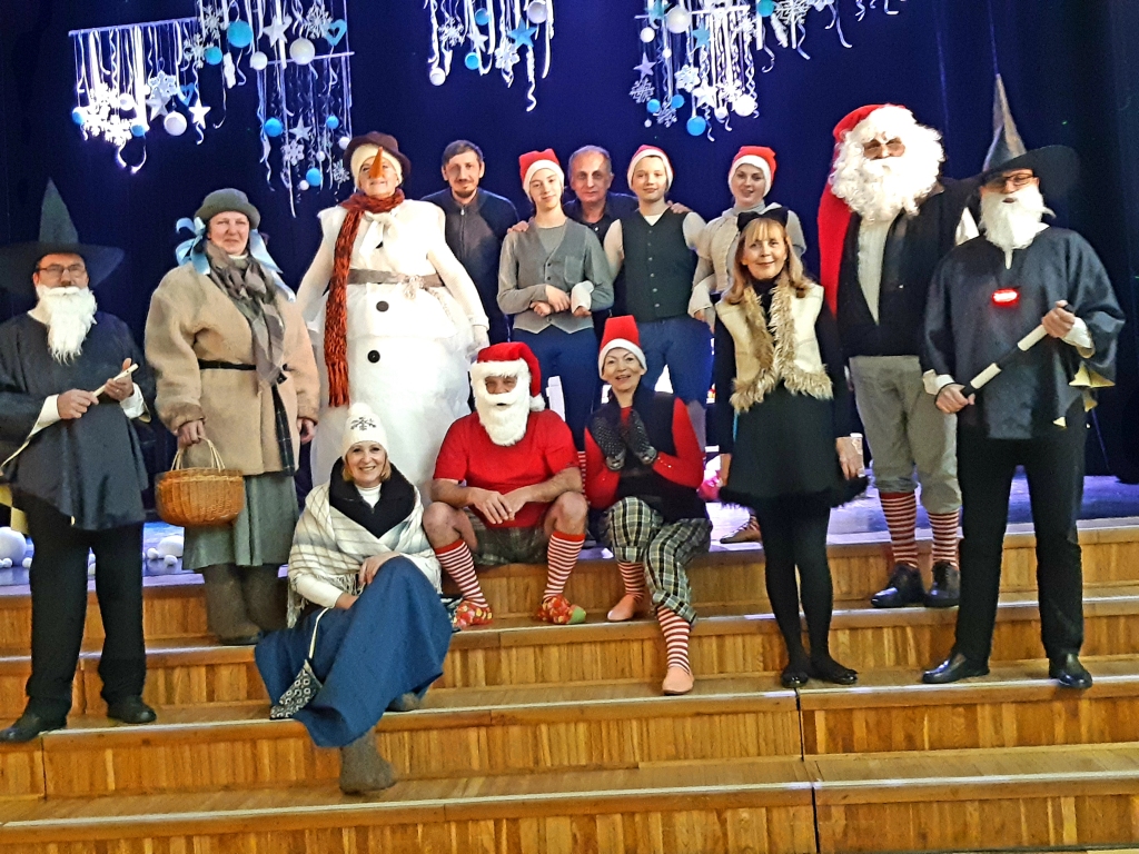 ZIEMASSVĒTKU NOSKAŅĀS. Skrīveru amatierteātra dalībnieki kopā ar režisoru Agni Albrehtu pēc izrādes “Rūķi”.
Autors: no Baibas Dronkas albuma