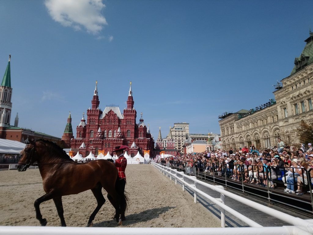 Maskavā, Sarkanajā laukumā pie Kremļa, atzīmējot pirmo skolas dienu, notiek dažādi koncerti, izrādes un pat zirgu šovs.
Autors: no ceļotāju albuma