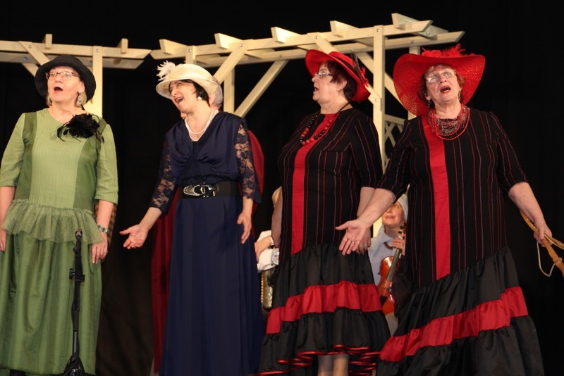 KĀ MODES SKATE. Ziņģu festivālā pērn ne viens vien kolektīvs iepriecināja ar krāšņiem tērpiem.
Autors: no www.koknese.lv