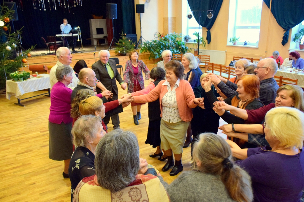 Dejas līdz... Līdz ar pirmajām mūzikas taktīm seniori nebija skubināmi dejot.