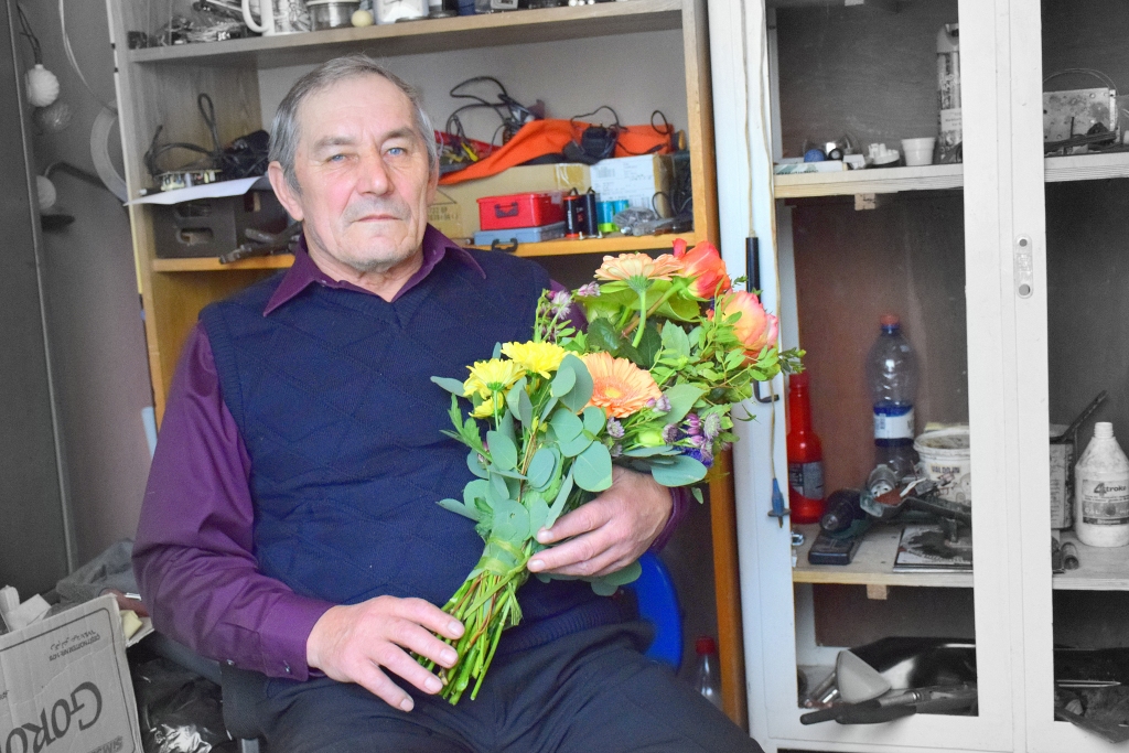 Savā kabinetā. Vasilijs Kozlans tikko saņēmis dzimšanas dienas ziedus no Kurmenes pagasta vadības.