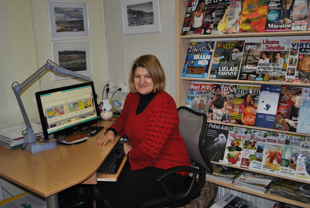 IESPĒJA, KAS JĀIZMANTO. Jaunās vietnes lietošanu apgūst Pļaviņu novada bibliotēkas bibliotekāre Vita Silvestrova.