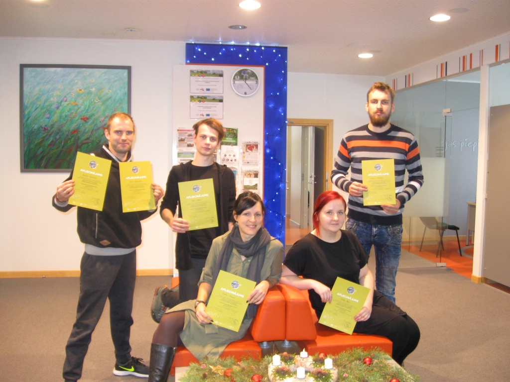 BIZNESA IDEJU NETRŪKST. Jaunieši Aizkraukles birojā pēc mācību beigām gatavi tās īstenot dzīvē. Attēlā pirmajā rindā — Evita Briņķe (no kreisās) un Indra Repse, otrajā rindā — Dzintars Kazakevičs (no kreisās), Alens Līdaks un Artūrs Zablockis.
Autors: no Valentīnas Bečas albuma