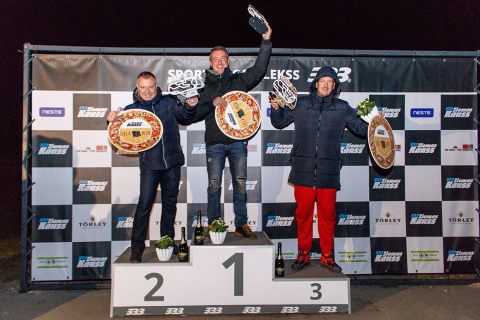 “333 Ziemas kausa” izcīņas otrajā posmā uz goda pjedestāla kāpa abi Aizkraukles autosportisti — pirmajā vietā Raivis Galviņš, otrajā — Aleksejs Kreipāns. Trešajā vietā Kaspars Mamons.
Autors: no sporta kompleksa “333”