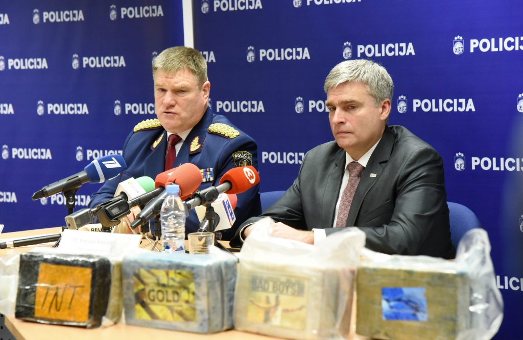 PRESES KONFERENCĒ. Valsts policijas priekšnieks Ints Ķuzis (no kreisās) un Galvenās kriminālpolicijas pārvaldes priekšnieks Andrejs Grišins preses konferencē stāsta par Latvijā lielāko kokaīna kravu, kas atrasta Koknesē.
Autors: LETA