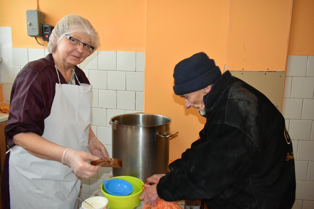 NOVĒRTĒ PAŠVALDĪBAS ATBALSTU. Daļai zupas virtuves klientu šeit dabūjamā zupa diemžēl ir vienīgais siltais ēdiens dienā. Attēlā — zupas virtuves koordinatore Velga Gribuste lej un pasniedz viru kādam jaunjelgavietim.