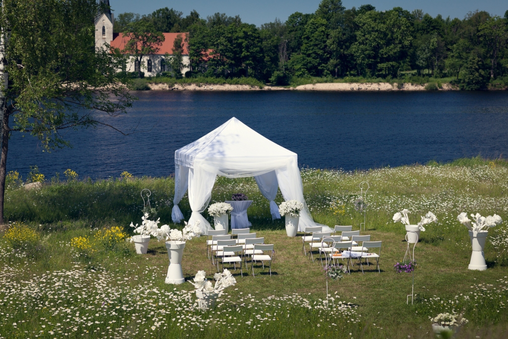 Pirmo reizi pieteikta laulību ceremonija Likteņdārzā saulrieta laikā deviņos vakarā.