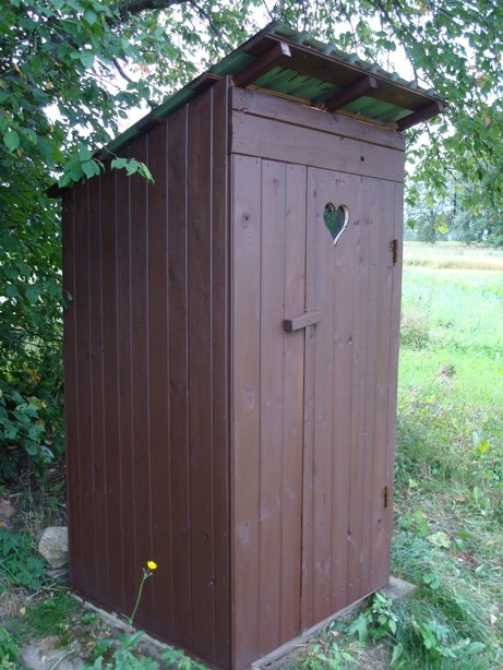 SAUSĀS TUALETES joprojām ir arī pilsētu ikdiena.