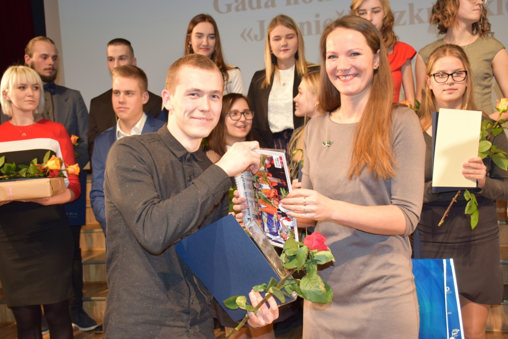 BRĪVPRĀTĪGAIS GAISMOTĀJS. Apliecinājumu saņēma 24 jaunieši, kuri nostrādājuši 50 brīvprātīgā darba stundas. Emīls Alens Oknovs (priekšplānā) kā gaismotājs nostrādājis pat divreiz un trīsreiz vairāk — kas gan to vairs var saskaitīt.  Viņš saņēma balvu nominācijā “Jaunieši Aizkrauklei”.