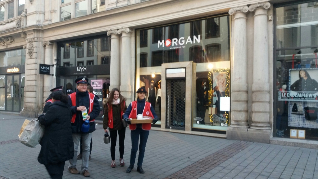 TRAĢĒDIJA VIENO. Nākamajās dienās pēc apšaudes Strasbūras vecpilsēta lēnām sāka atdzīvoties.