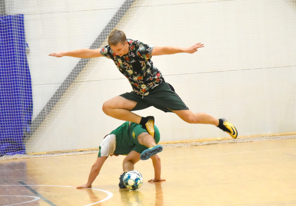 Steidz palīgā! Vienības “Aizkraukle” spēlētājs Jānis Laiviņš “lidojumā” pāri pretinieku spēlētājam.