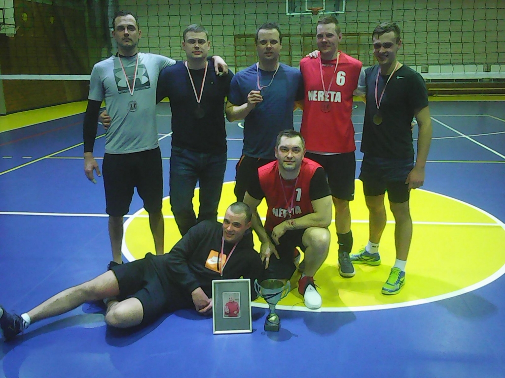 Ceturtajā “Arkādija kausa” izcīņā sīvā konkurencē zelta medaļas ieguva vietējie — Neretas — volejbolisti.
Autors: no I. Silava albuma