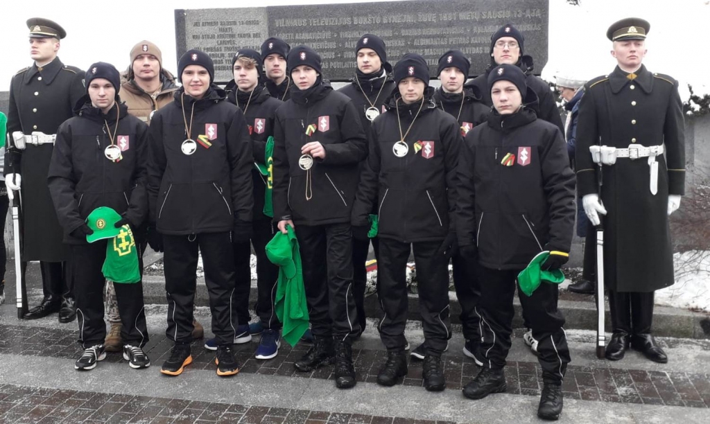 PĒC SKRĒJIENA. Aizkraukles novada jaunsargi ar instruktoru Gintu Kokinu pēc skrējiena ar medaļām un piemiņas veltēm par piedalīšanos.
Autors: no Ginta Kokina albuma