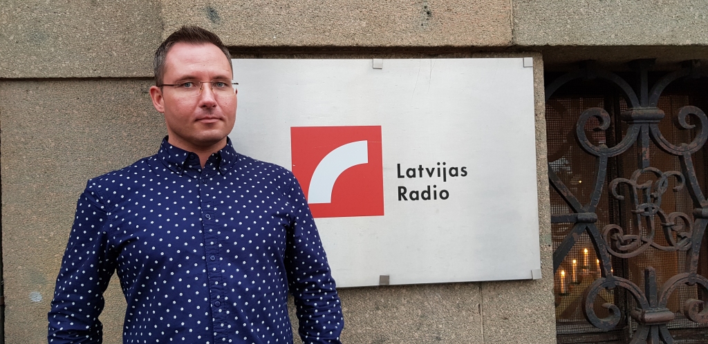 “Tiklīdz kāds ierēdnis vai politiķis, vai politiķa draugs ir dusmīgs, darbs ir padarīts labi,” par savu darbu saka radiožurnālists Edgars Kupčs.
Autors: publicitātes