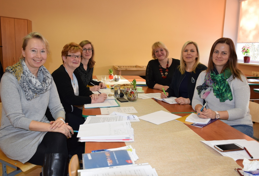 APSPRIEDĒ AIZKRAUKLĒ. No kreisās — Trēbsenes vidusskolas angļu valodas skolotāja un projekta koordinatore Ilita Šleisnere, šīs pašas skolas skolas direktora vietniece Karīna Melhorna, angļu valodas un ētikas skolotāja Jūlija Kopenhāgena. No labās —  Aizkraukles novada vidusskolas angļu valodas skolotāja Inese Keiša, vācu un angļu valodas skolotāja Laila Andžāne un direktora vietniece audzināšanas darbā Gunita Elksne.