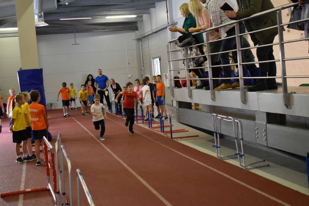 Uzmanību, gatavību, starts! Jaunie vieglatlēti 60 metru skrējienā.