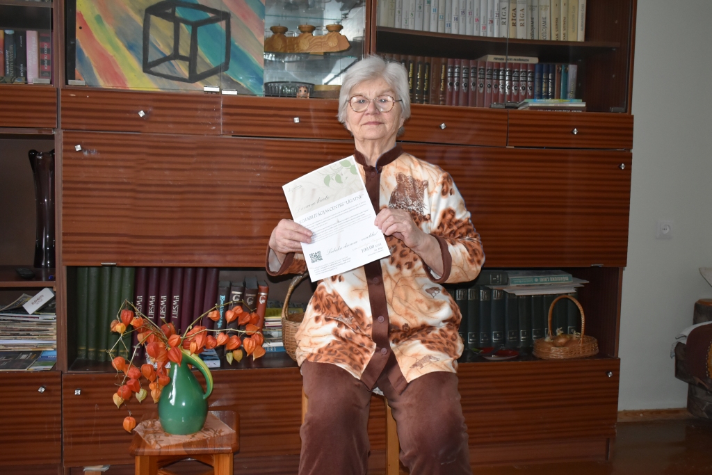 BEIDZOT ARĪ LAIMESTS! Leontija Veigure no Kokneses stāsta, ka ģimenē laikraksts abonēts kopš tā pirmsākumiem, bet pirmoreiz zvaigznes tā sastājušās, ka klēpī iekritis arī laimests.