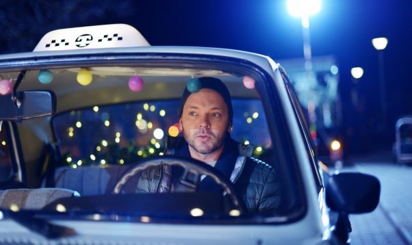 KADRS NO FILMAS “JAUNGADA TAKSOMETRS”.
Autors: publicitātes