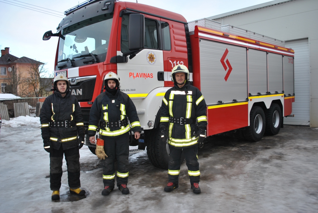 PIE JAUNĀS AUTOMAŠĪNAS VUGD Pļaviņu posteņa ugunsdzēsējs glābējs Deniss Škuļteckis (no kreisās), vada komandiera vietnieks Viktors Isaks un ugunsdzēsējs glābējs autovadītājs Juris Plociņš.
Autors: Sandra Pumpure