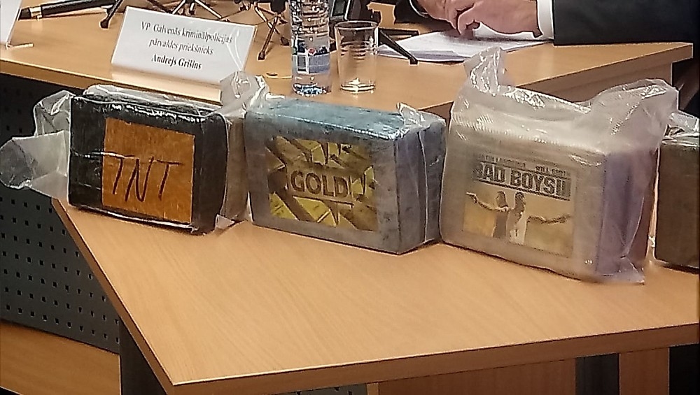 MASKĒJAS AR DAŽĀDIEM ZĪMOLIEM. Kastēs bija 2195 briketes ar dažādiem logo — “TNT”, “Badboys”, “Gold” , ar delfīna attēlu un arī bez jebkādiem uzrakstiem. Katras briketes svars bija viens kilograms.
Autors: Valsts policija
