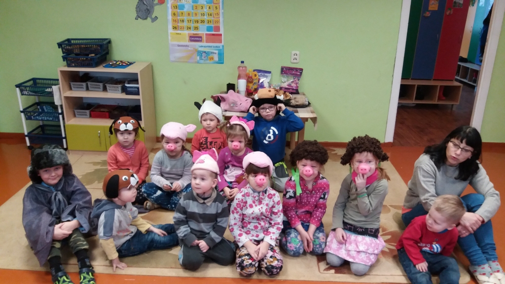 Pērses sākumskolas pirmsskolas grupas bērni klāja svētku galdu un parūpējās par rotaļlietu un grāmatu izstādi. Lai cūkas laime un laimīte visiem Cūkas gadā!