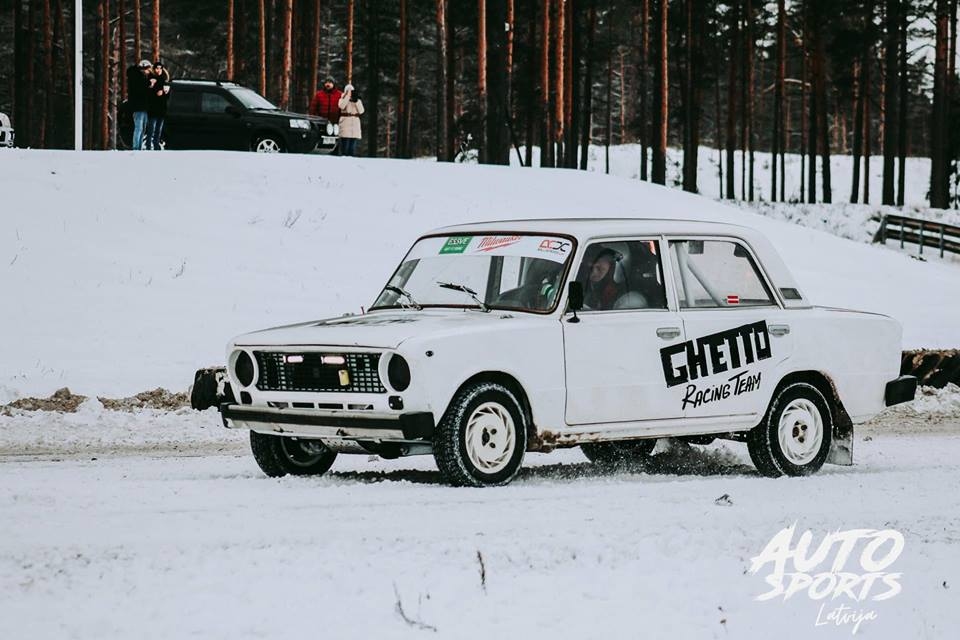 Aizkrauklietis Dāvis Reuts pie stūres vienam no slavenā autospostista Reina Nitiša žiguļiem “333 Ziemas kausa” izcīņas 3. posmā RN LADA klasē, kur posma kopvērtējumā 11 braucēju konkurencē ierindojās piektajā vietā.
Autors: no sporta kompleksa “333”