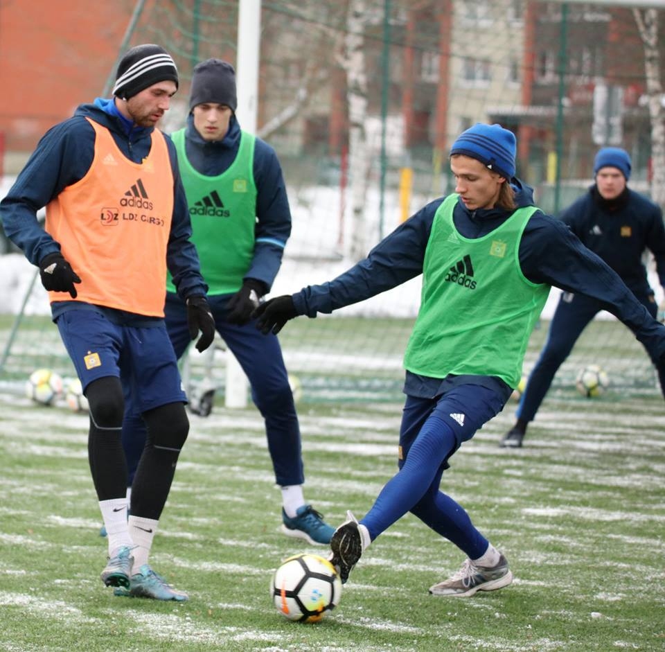 Komandas jauniņais. Secietis Ingars Sarmis Stuglis (no labās) jau aizvadījis pirmos treniņus komandas FK “Ventspils” sastāvā.
Autors: no FK “Ventspils”