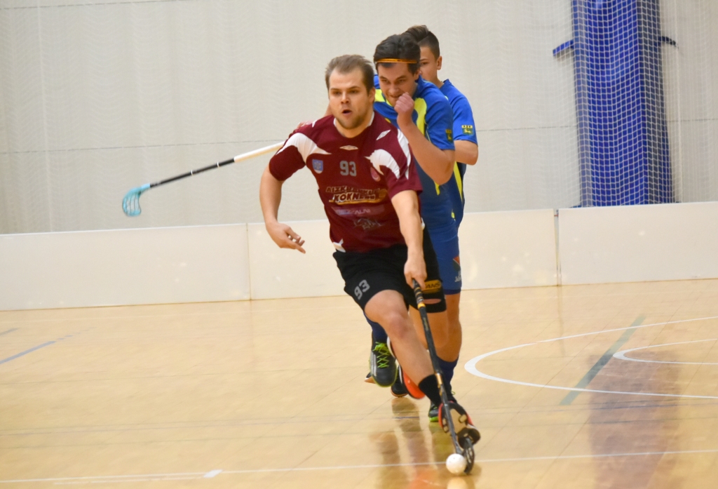 Vienā rindā stāties! Vienības “Aizkraukle/Koknese” spēlētājs Kristaps Briedis dodas uzbrukumā, viņam “uz papēžiem min” divi pretinieku komandas pārstāvji.