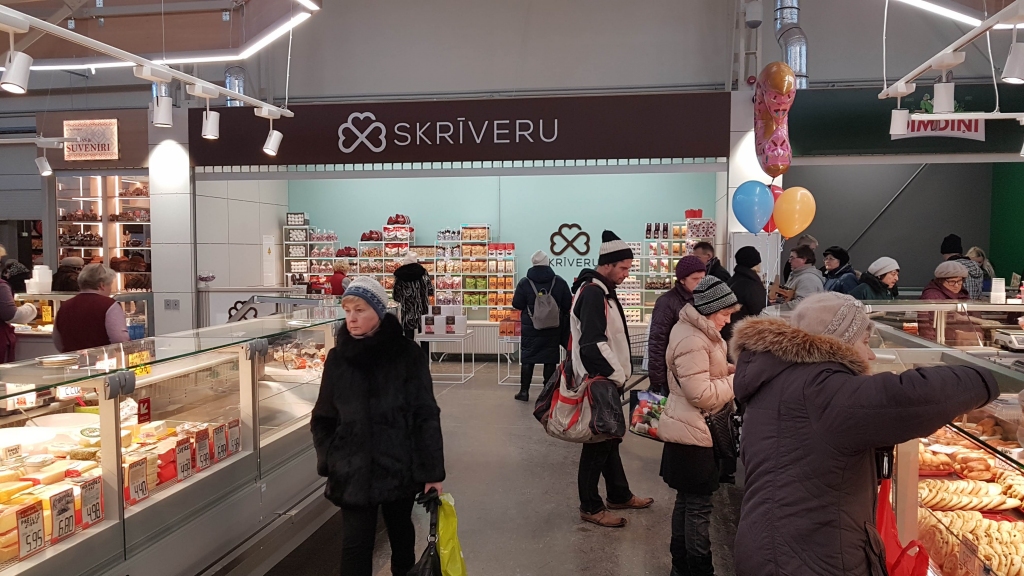 Vienuviet. Rīgas Centrāltirgū līdzās viena otrai izvietotas Audzišu ģimenes uzņēmumu “Skrīveru saldumi” un “Dimdiņi” tirdzniecības vietas.