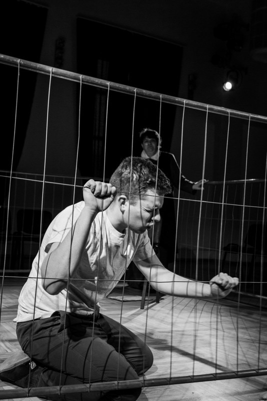 Skats no izrādes “Vectēva māja”. Titullomā —  Reinholds Sprukulis.