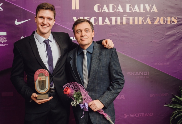 Oļegs Kozjakovs, 2018. gada U18 vieglatlēts (no kreisās), ar treneri Valēriju Veļčinski.
Autors: Guntis Bērziņš