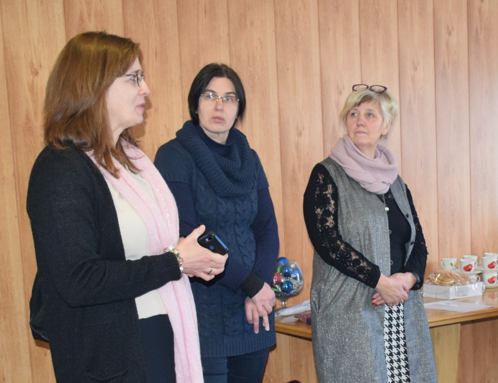 Katrs biedrības dalībnieks sākumā nedaudz pastāstīja par sevi. No kreisās: “Sēļu kluba” jaunās dalībnieces — Kultūras veicināšanas biedrības pārstāve Vaira Lejniece, kā arī mākslas zinātniece un kluba biedre Zanda Zībiņa, Ilūkstes Bērnu un jauniešu centra direktore Vanda Rimša.