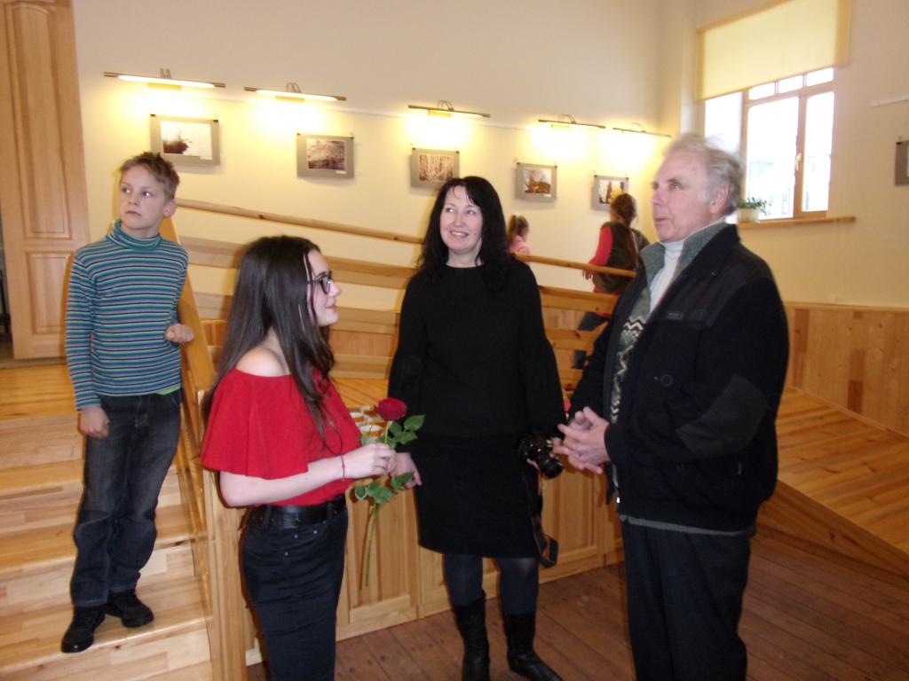 Viesītes Mūzikas un mākslas skolas audzēkne Endija Grundmane kopā ar savu skolotāju Ingu Kovaļevsku un Mārtiņa Buclera fotogrāfijas kabineta vadītāju Gunāru Spīdaini.
Autors: Inārs Dreijeris