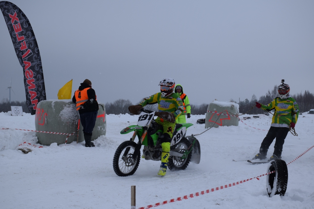 Skijoringa lielās tautas un meistaru klases līderi — Didzis Gorbenkovs (uz motocikla) un Oskars Dzirkalis.