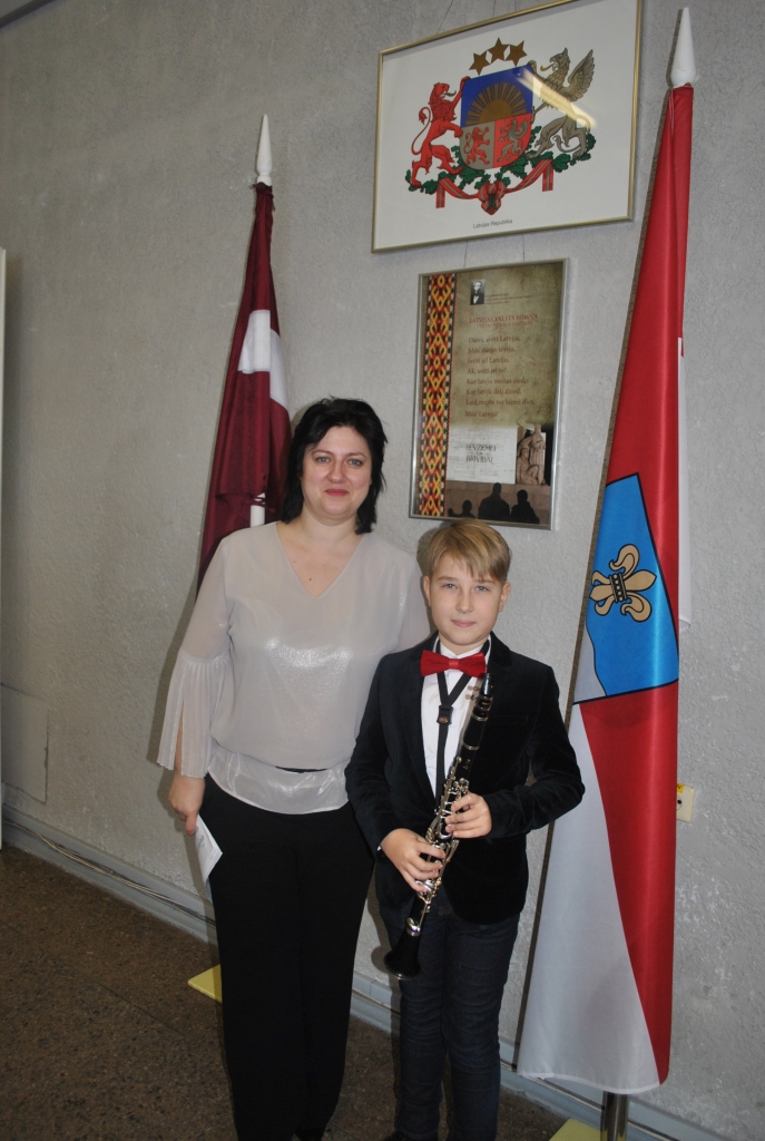 LABS VEIKUMS. No konkursa jaunāko dalībnieku grupas iespēju piedalīties finālā izcīnīja Viktors Morevs, kura koncertmeistare ir Inga Strazdiņa.