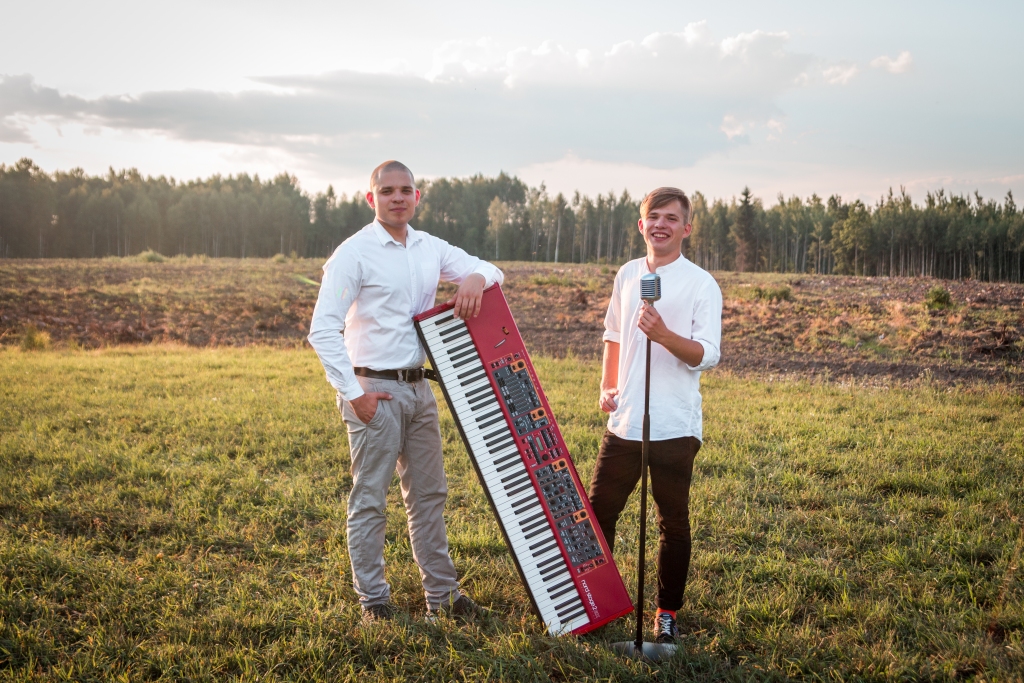 “Netīšām blice” nepilnā sastāvā. Reinhods (no kreisās) un Rūdolfs Sprukuļi.