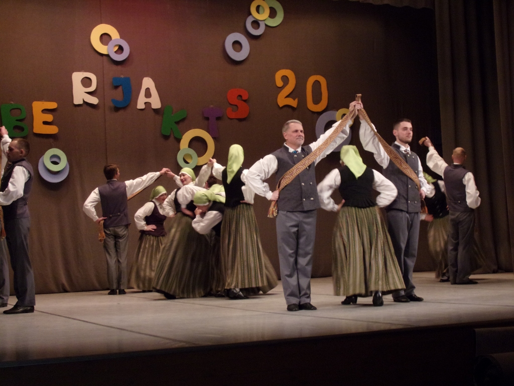 Nedēļas nogalē Viesītes kultūras pilī notika starpnovadu tautas deju kolektīvu tradicionālais un nenopietnais sadancis “Klaberjakts”
Autors: Ināra Dreijera foto