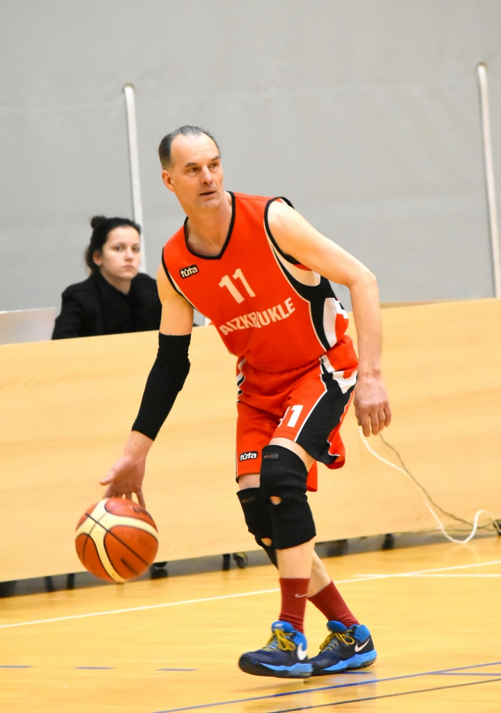 Precīzs metienos. Vienības “Aizkraukle” spēlētājs Ingars Gulbis veiksmīgi realizēja vairākumu metienu un spēlē pret vienību “Ķekava” guva 17 punktus.