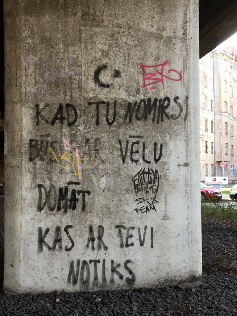 Filozofisks uzraksts. Tas lasāms zem Zemitāna tilta Rīgā.
Autors: Ineses foto