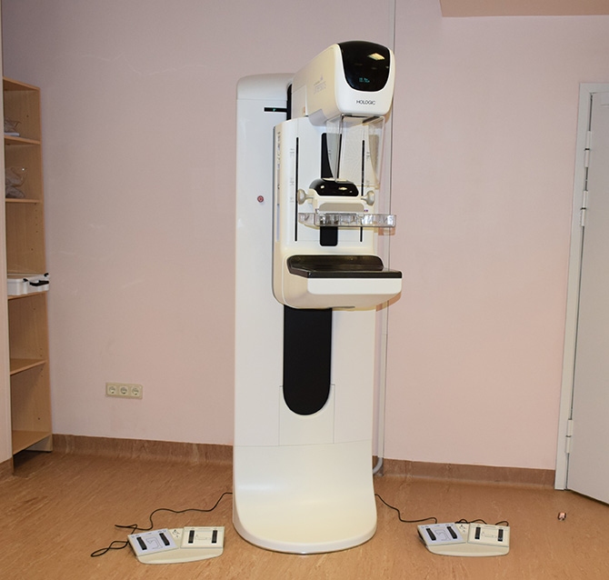 JAUNAIS MAMOGRĀFS. No šī gada janvāra SIA “Aiz­kraukles slimnīca” pēc pieraksta atsākusi sniegt mamogrāfijas pakalpojumus ar jauno mamogrāfu. “Kad Jēkabpils poliklīnikā pagājušajā gadā interesējos par mamogrāfijas izmeklējumu, man teica zvanīt pēc trijiem mēnešiem. Piezvanīju janvārī, man atbildēja, ka jāgaida vēl divi mēneši. Aizkrauklē uz mamogrāfiju tiku jau nākamajā darbdienā,” “Staburagam” iepriecināta stāstīja kāda paciente.