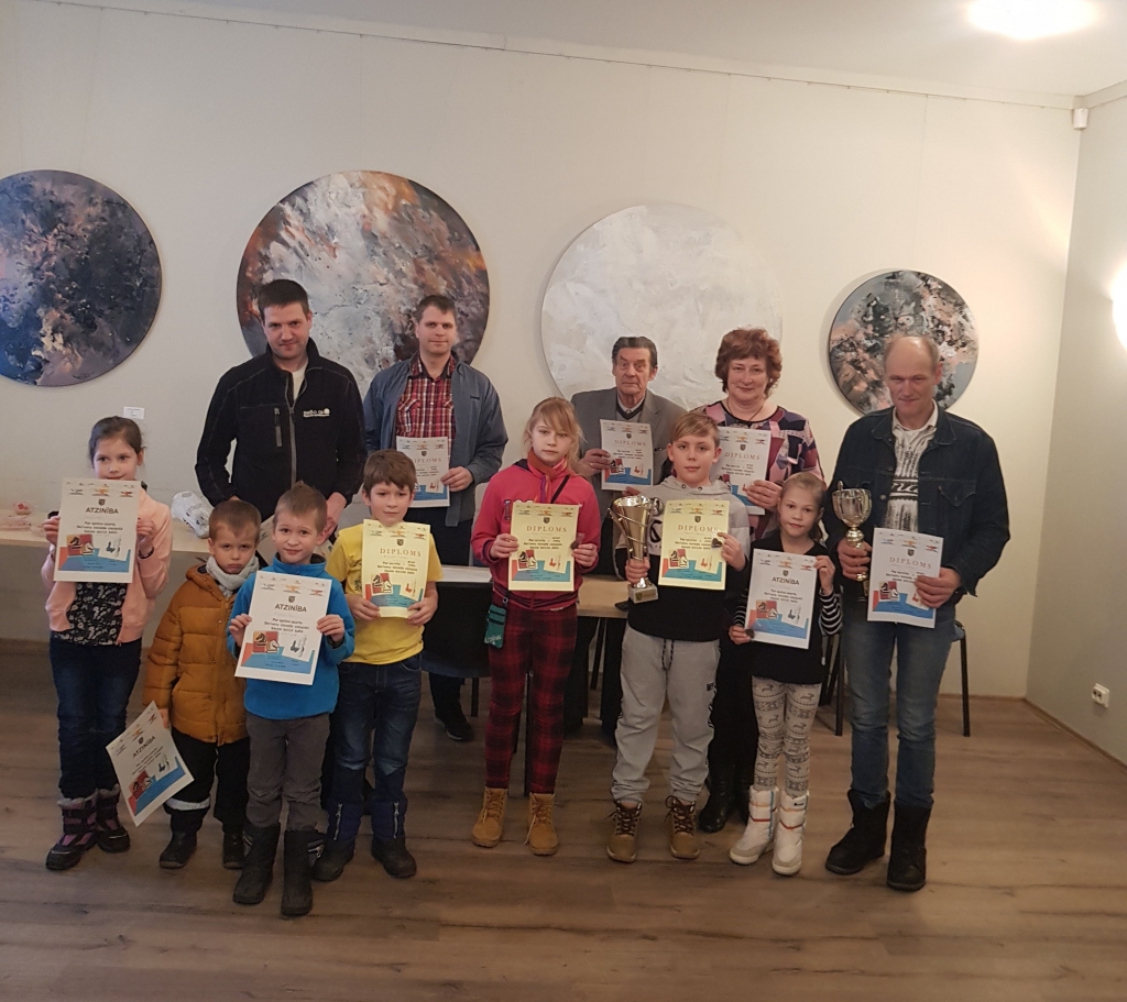 Šī gada pirmā Skrīveru novada šaha turnīra godalgoto vietu ieguvēji.
Autors: no A. Krauzes albuma