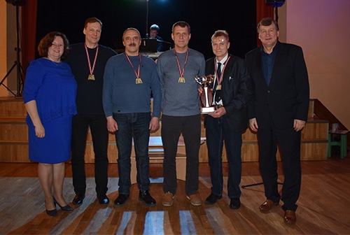 Vīriem grupā 55+ Sēlijas kausu un zelta medaļas izcīnīja Neretas volejbolisti.
Autors: no I. Silava albuma